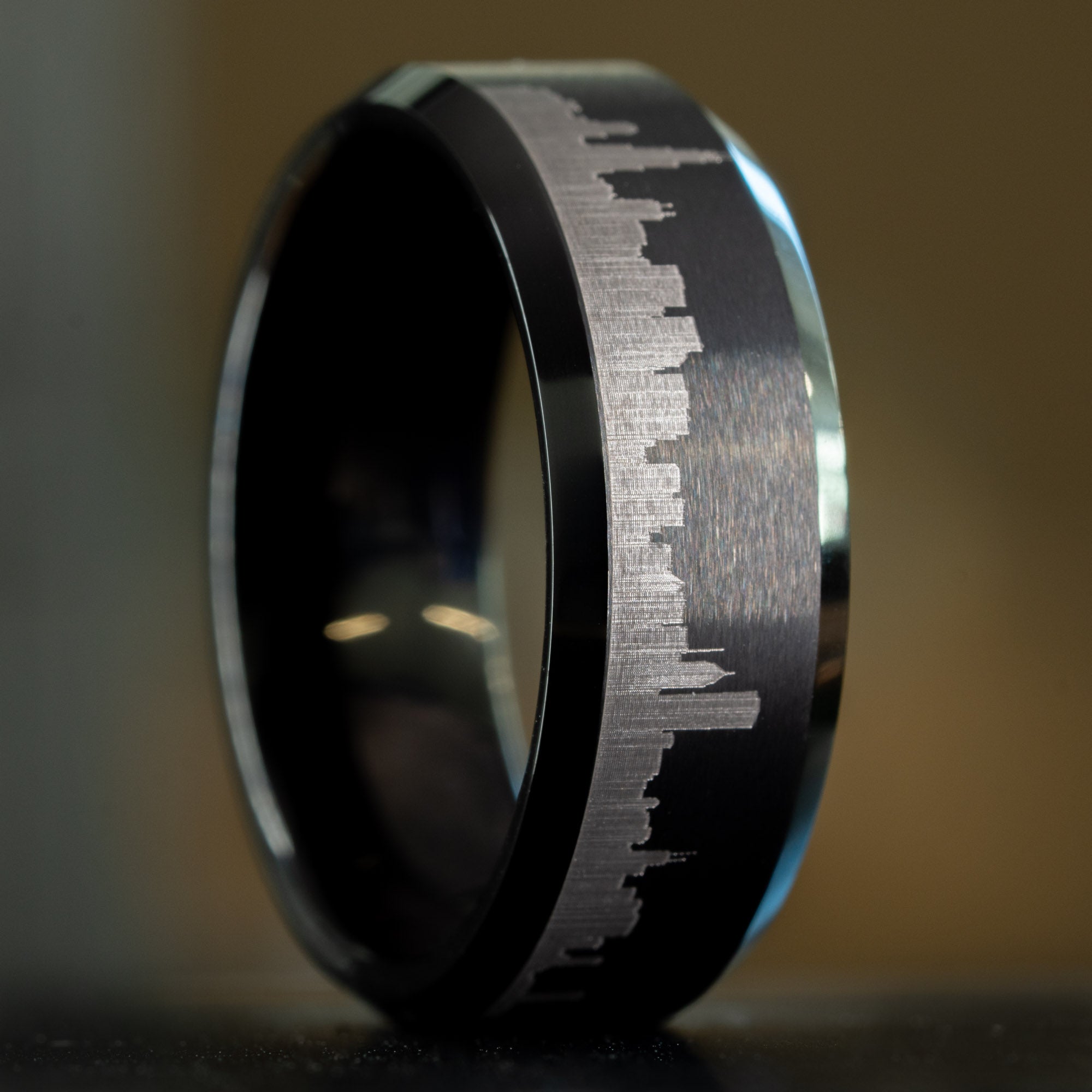 Black Beveled Tungsten Engraved Chicago Skyline Ring